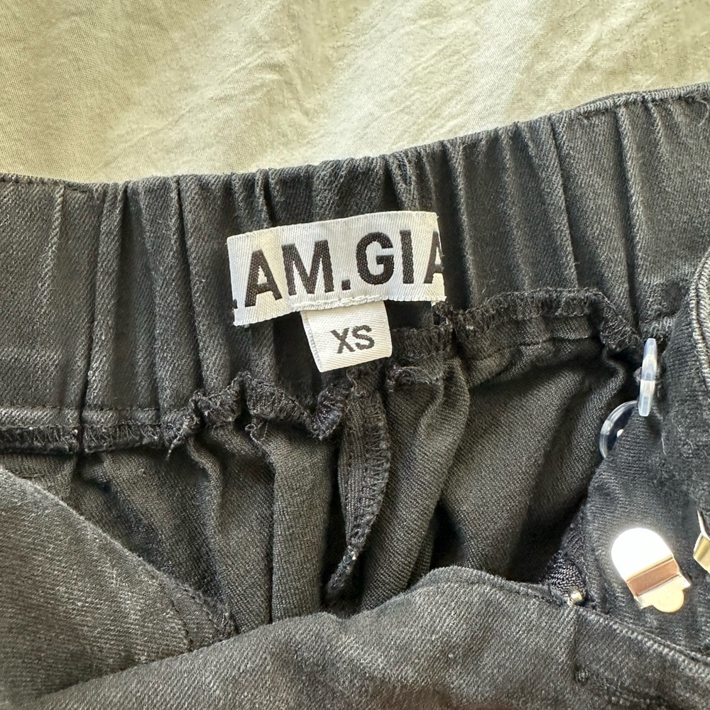 I. AM. GIA. Black cargos. Women’s XS. Gently Used. Relaxed fit.
